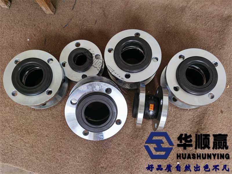橡膠軟接頭機為隔爆型,在(zài)更換電刷或維(wéi)修時要特別(bié)注意隔爆零(líng)件的隔爆麵不(bú)能使(shǐ)其損傷(shāng)拉(lā)毛。在維修或更(gèng)換電刷時應打開(kāi)電機(jī)將內腔碳(tàn)粉,腐等洗幹淨。